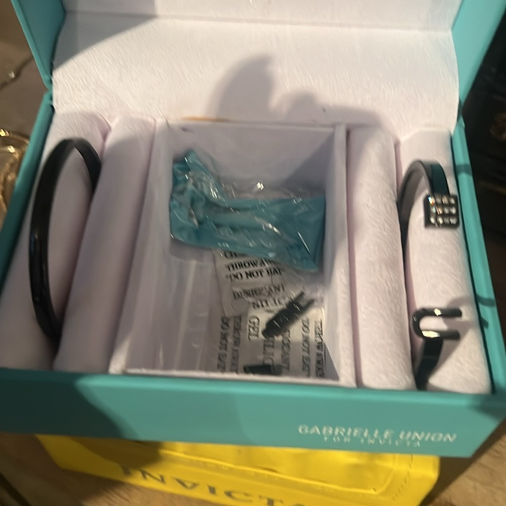 Invicta woman’s watches & matching bracelets - Picture 5 of 8